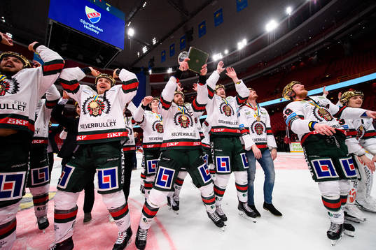 Frölundas Joel Lundqvist jublar med pokalen Le Mat