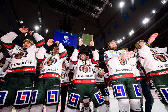 Frölundas Joel Lundqvist jublar med pokalen Le Mat
