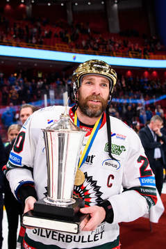 Frölundas Joel Lundqvist med pokalen Le Mat