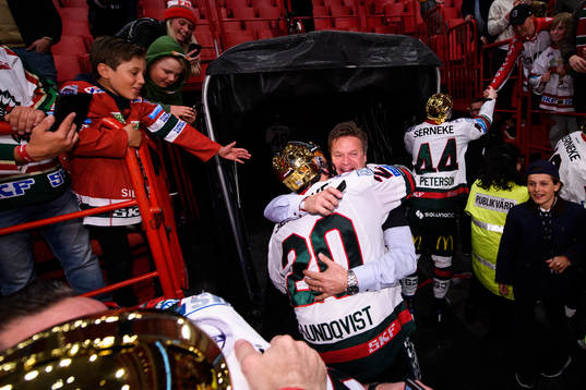 Frölundas säljare Stefan Larsson jublar med Joel Lundqvist