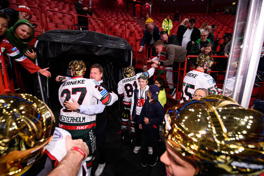 Frölundas säljare Stefan Larsson jublar med Ponthus