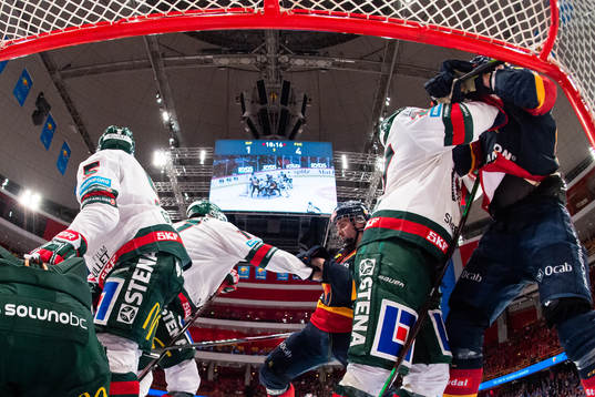 Fajt framför Frölundas målvakt Johan Gustafsson
