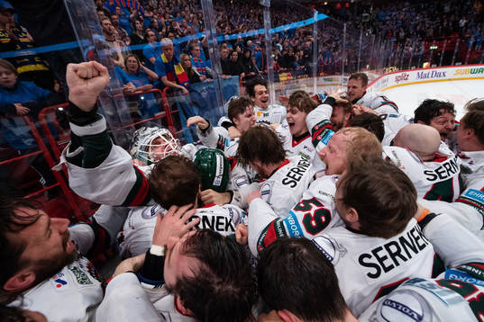 Frölundas Joel Lundqvist, målvakt Johan Gustafsson, Simon