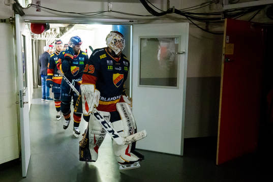 Djurgårdens målvakt Adam Reideborn på väg ut till