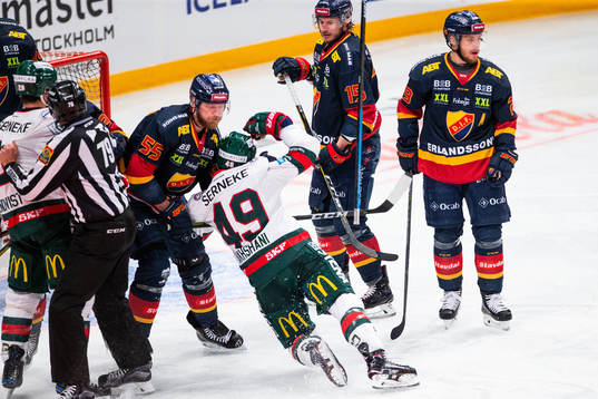 Djurgårdens Alexander Urbom i fajt med Frölundas Rhett