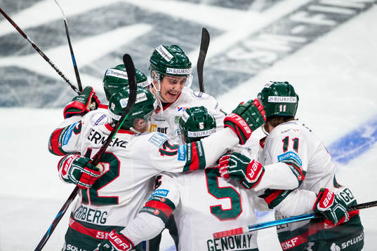 Frölundas Samuel Fagemo jublar med lagkamrater