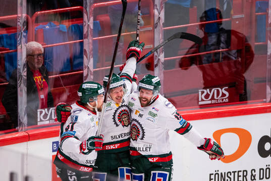 Frölundas Max Friberg jublar med lagkamrater