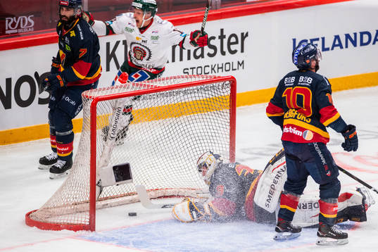 Frölundas Max Friberg gör 1-3 bakom Djurgårdens målvakt