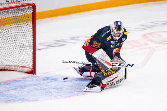 Frölundas Max Friberg (ej i bild) gör 1-3 bakom
