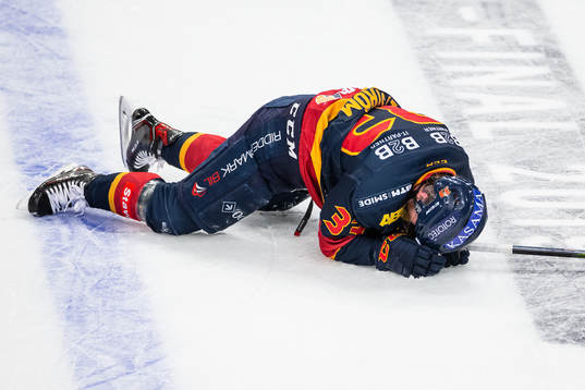Djurgårdens Linus Hultström ligger ner