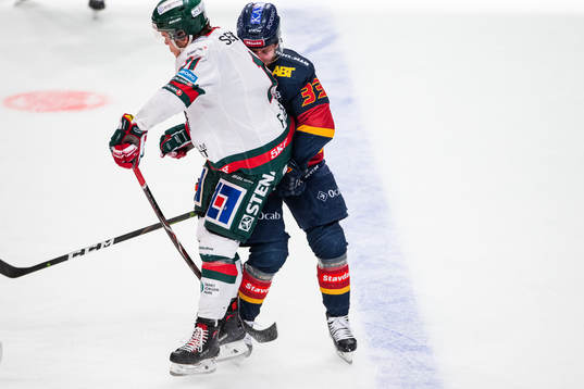 Djurgårdens Linus Hultström tacklas av Frölundas Samuel