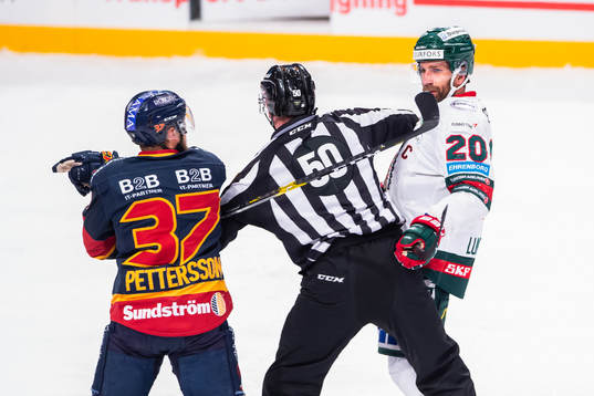 Djurgårdens Jesper Pettersson i fajt med Frölundas Joel