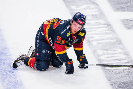 Djurgårdens Linus Hultström på knä