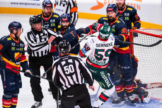 Djurgårdens Alexander Urbom i gruff med Frölundas Simon