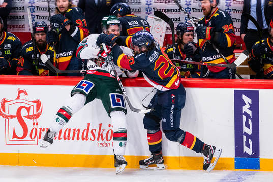 Djurgårdens Albin Grewe tacklar Frölundas Jonathan Sigalet