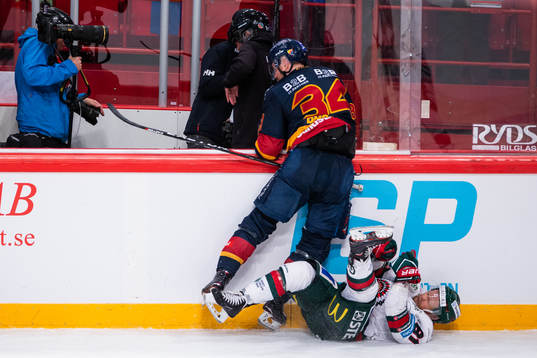 Frölundas Ryan Lasch faller