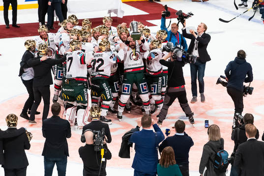 Frölundas Joel Lundqvist lyfter bucklan och jublar