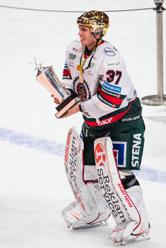 Frölundas målvakt Johan Gustafsson lyfter bucklan och