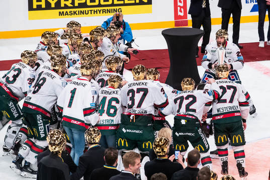 Frölundas Joel Lundqvist lyfter bucklan och jublar