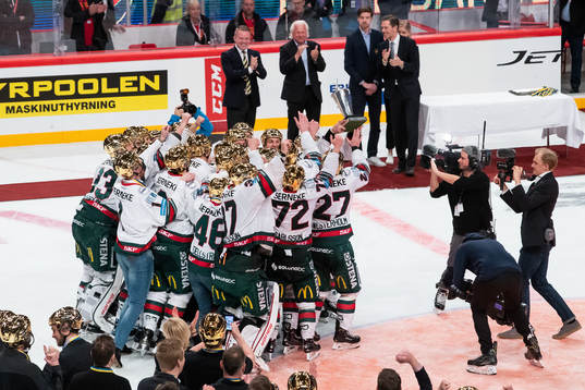 Frölundas Joel Lundqvist lyfter bucklan och jublar