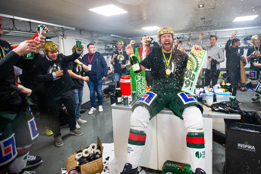 Frölundas Anders Grönlund sprutar champagne och håller i