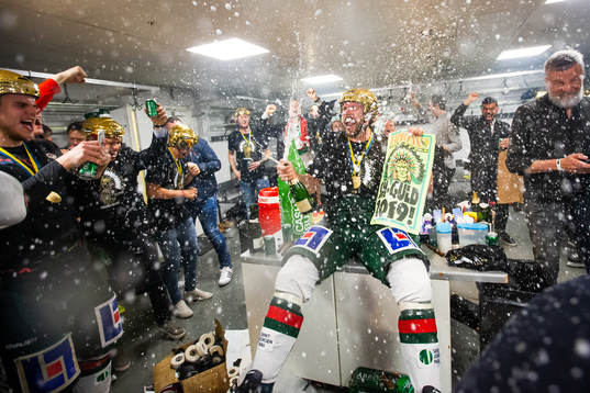 Frölundas Anders Grönlund sprutar champagne och håller i