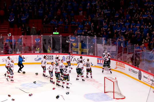 Frölundas målvakt Johan Gustafsson jublar med lagkamrater