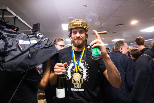 Frölundas Sebastian Stålberg jublar med champagne och