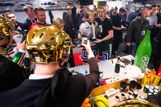 Frölundas Ryan Lasch och Rhett Rakshani poserar med Le