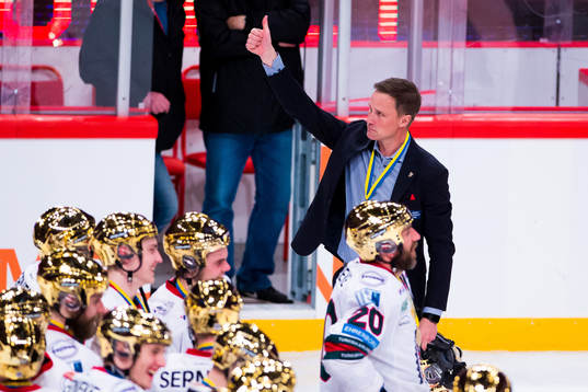 Frölundas tränare Roger Rönnberg  gör tummen upp till