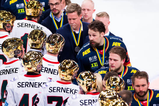 Djurgårdens Dick Axelsson  tackar Frölundas spelare