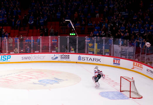 Frölundas målvakt Johan Gustafsson slänger sin klubba i