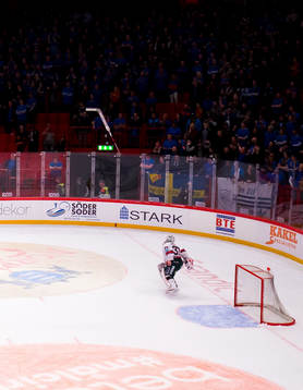 Frölundas målvakt Johan Gustafsson slänger sin klubba i
