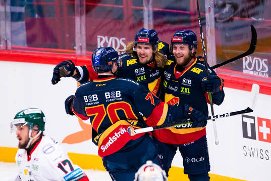 Djurgårdens Axel Jonsson Fjällby (m) jublar med Marcus