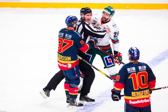 Frölundas Joel Lundqvist i ett bråk med Djurgårdens