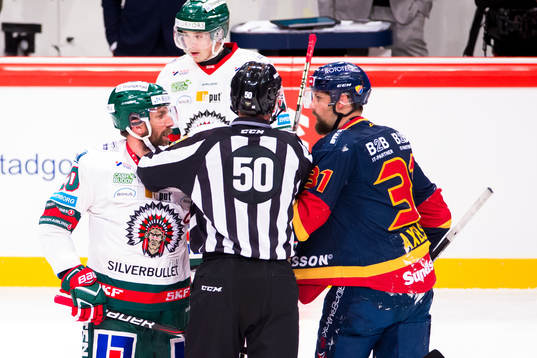 Frölundas Joel Lundqvist i ett bråk med Djurgårdens Dick