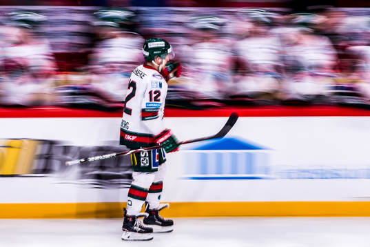 Panorering av Frölundas Max Friberg som jublar