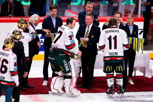 Svenska Ishockeyförbundets ordförande Anders Larsson dela