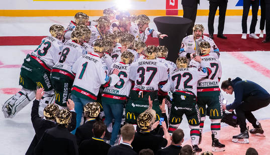 Frölundas Joel Lundqvist med pokalen jublar med lagkamrater