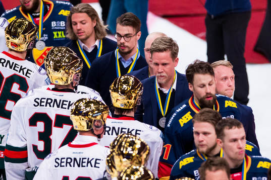 Djurgårdens Andreas Engqvist tackar Frölundas spelare