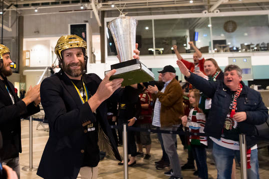 Frölundas Joel Lundqvist firar vid hemkomsten