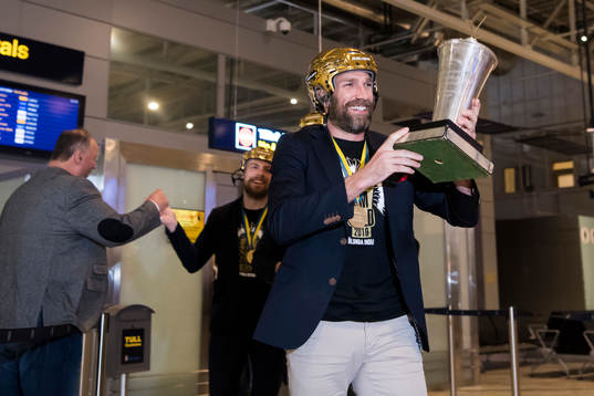 Frölundas Joel Lundqvist firar vid hemkomsten