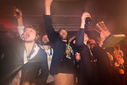 Frölundas Rhett Rakshani och Joel Lundqvist firar vid