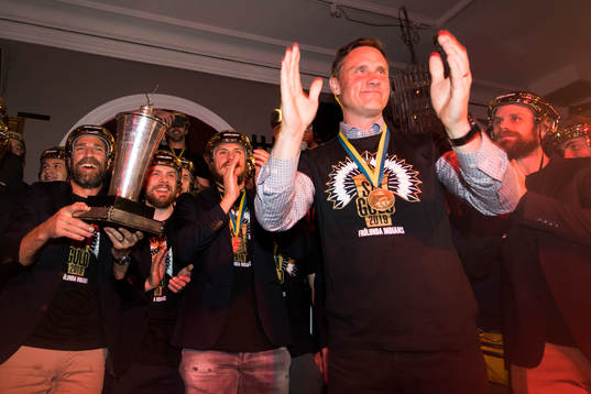 Frölundaspelarna och tränare Roger Rönnberg  firar vid