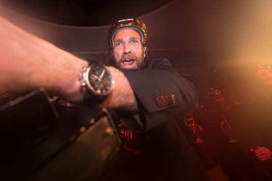 Frölundas Joel Lundqvist firar vid hemkomsten
