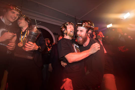 Frölundas Ryan Lasch  och Jonathan Sigalet mfl firar vid