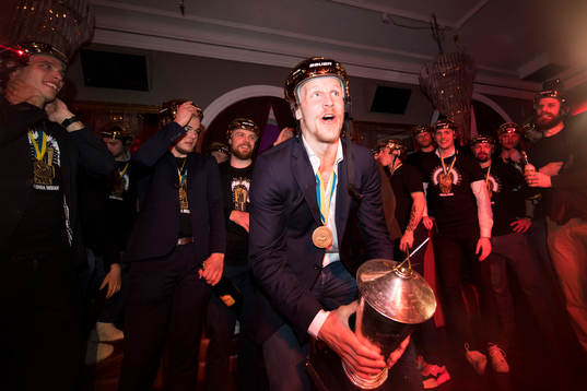 Frölundas Max Friberg firar vid hemkomsten