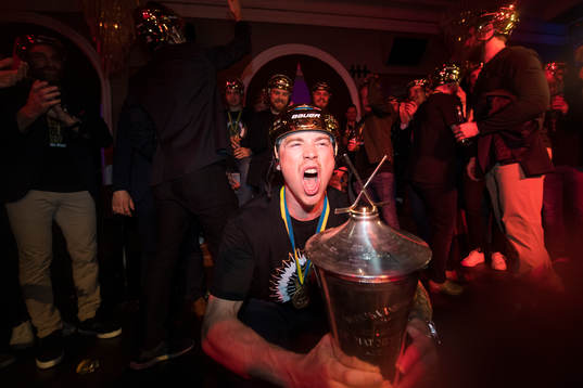 Frölundas Joel Mustonen firar vid hemkomsten