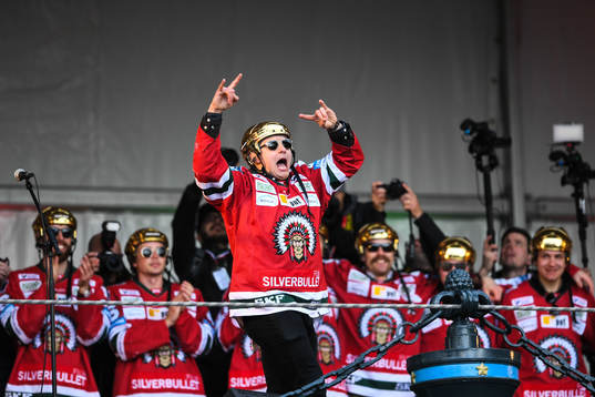 Rhett Rakshani firar SM-guldet på Götaplatsen