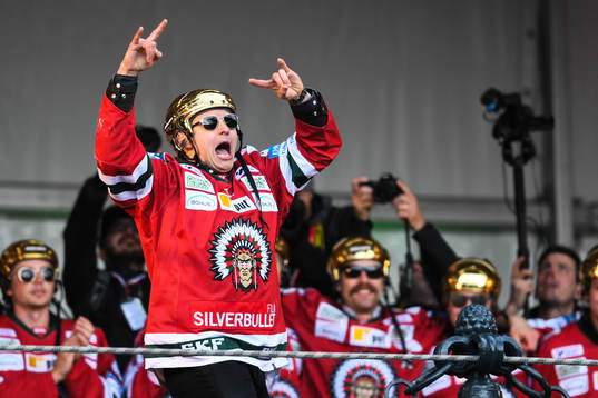 Rhett Rakshani firar SM-guldet på Götaplatsen